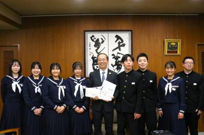 古中3年生が平和学習の成果を発表しました