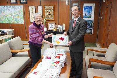 子どもぞうきんコンテストの応募作品を市へ寄贈