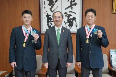 古川町出身で中京高校軟式野球部の田口天照さんと内野歩さんが優勝報告