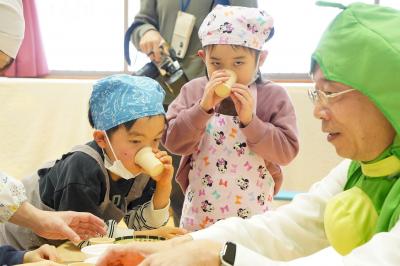 きな粉やおはぎを自分で作って食べ、豆の魅力を学びました