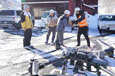 ドローンを使った災害時の物資輸送訓練を行いました