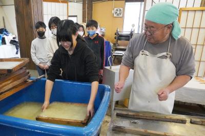 河合小学校の児童が自分の卒業証書に使われる和紙の紙すきを行いました