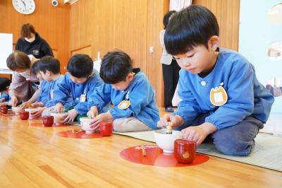 さくら保育園の年長園児が年中園児にお茶を点てました