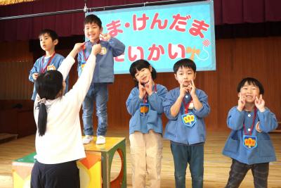 園児たちが昔遊びの「こま・けん玉大会」を楽しみました