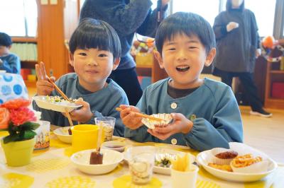 さくら保育園の年長園児がバイキング給食に舌鼓