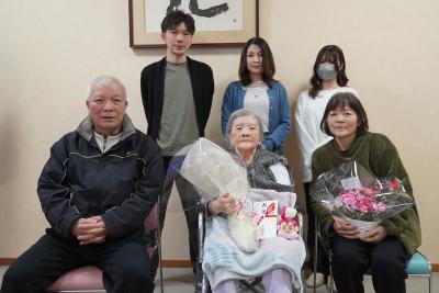 100歳を迎えた神岡町の中谷初江さんをお祝いしました