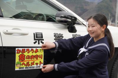 古川中学校1年生・牧田優さんの標語をデザインした貼られた郵便バイクなどの出発式が行われました