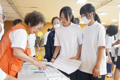 古川中1年生がゲーム「風水害24」で防災を学びました