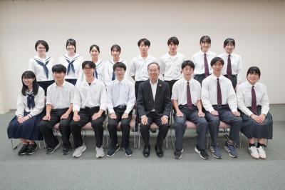台湾でのホームステイ研修を前に高校生らが意気込みを語りました