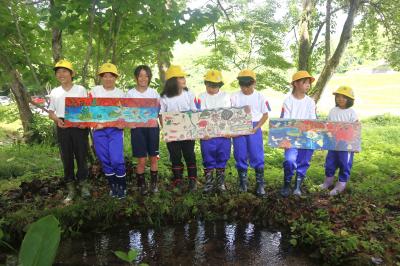 宮川小の児童たちが故郷を思い描いた溶岩プレートを設置しました