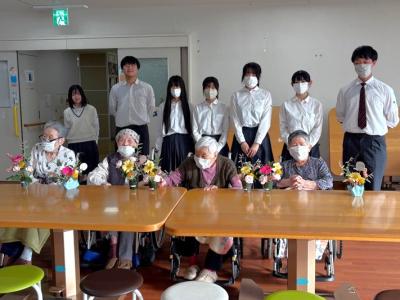 飛騨神岡高校華道部がたんぽぽ苑へフラワーアレンジメントを贈りました