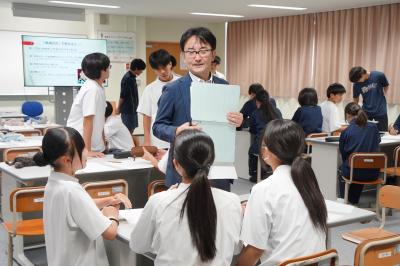朝日新聞社による作文指導の出前教室を開催