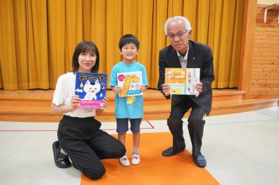 高山信用金庫が創立100周年を記念し、保育園やこども園に絵本を寄贈