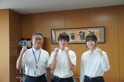 全国大会に出場する山腰菜月さんと阪口睦さんを激励