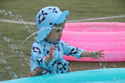 市内公園で「なつやすみキッズプール」が開催。子どもたちが楽しんでいます
