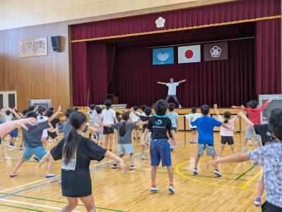 市内児童クラブでラジオ体操1級指導士　萩さんが指導を行いました