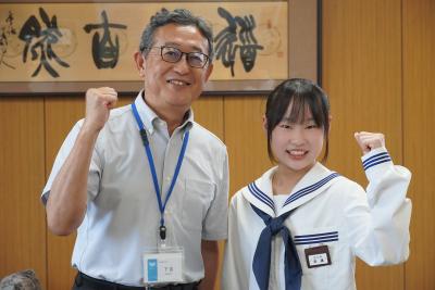 全国女子中学校新体操選手権大会団体競技に出場する渡邉歌さんを激励