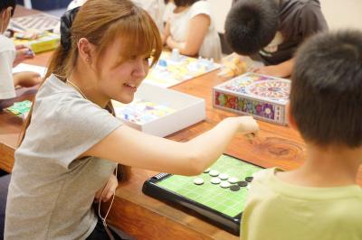 家庭教育支援チーム「ハルジオン」が大学生らを交えてピザ交流会