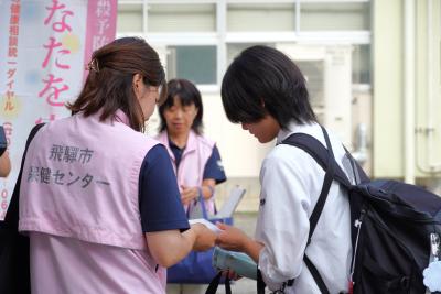 夏休み明けの生徒に向けて市内高校で自殺予防の登校時啓発活動を行いました