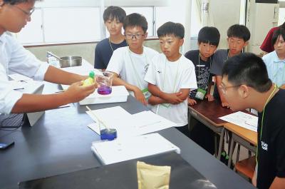 吉城高生が恒例の「小学生サイエンス教室」を実施しました