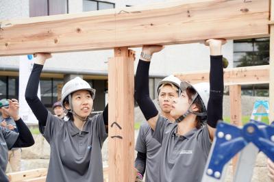 大阪工業技術専門学校の生徒が古川町で木造住宅の建築実習