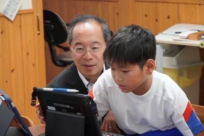 都竹市長らが宮川小学校を訪問し、授業参観や児童との意見交換を行いました