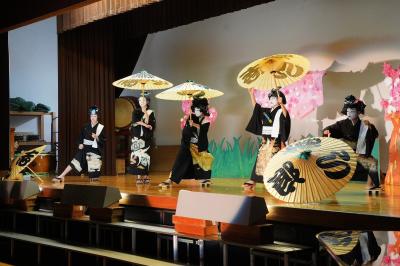 地域の皆さんを前に河合小児童が練習の成果を披露